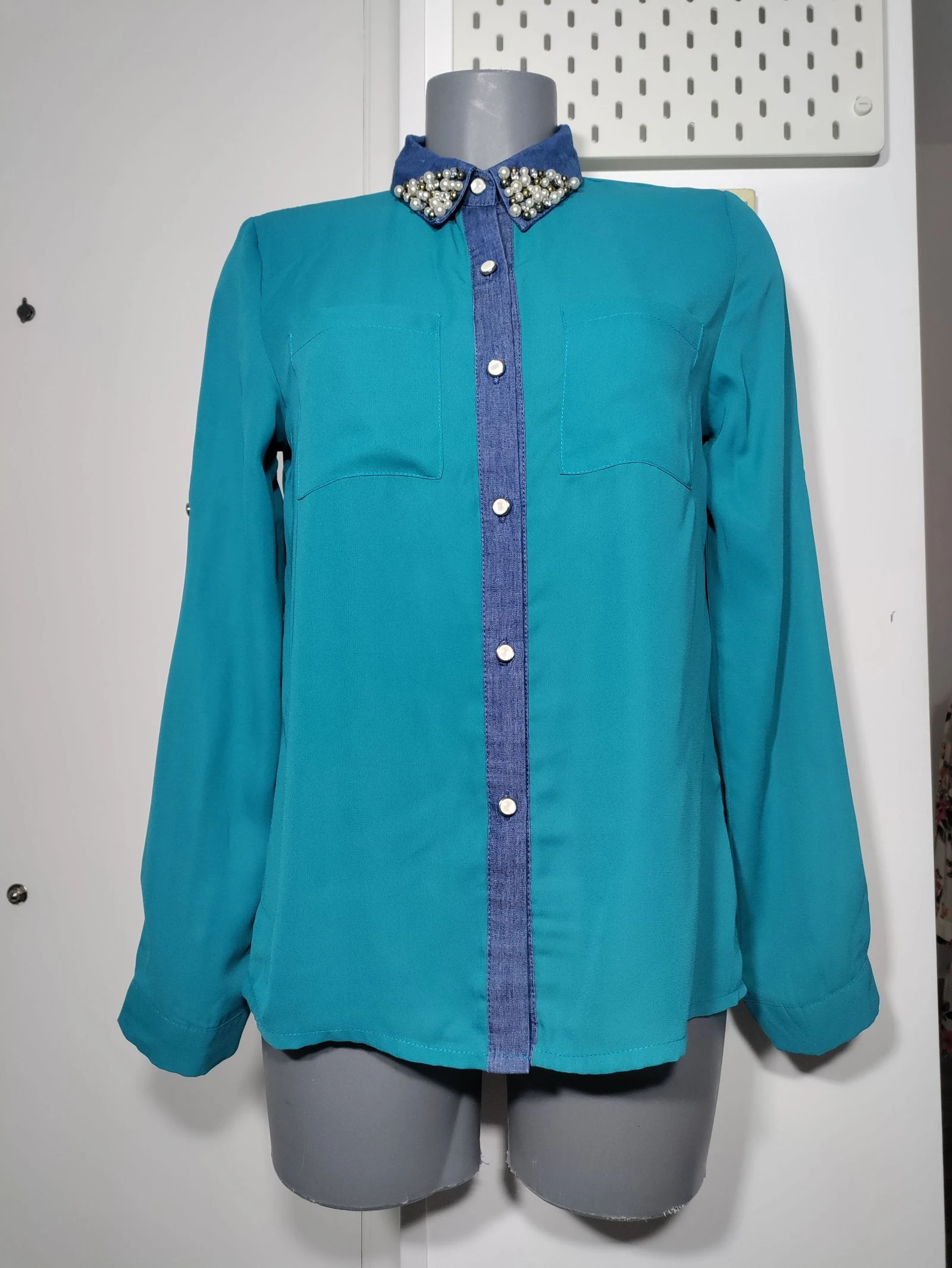 Blusa verde con cuello joya 💎 perlas y denim | talla M